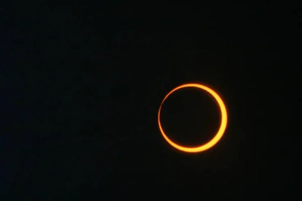 Imagem colorida mostra eclipse anular registrado em maio de 2012 - Metrópoles
