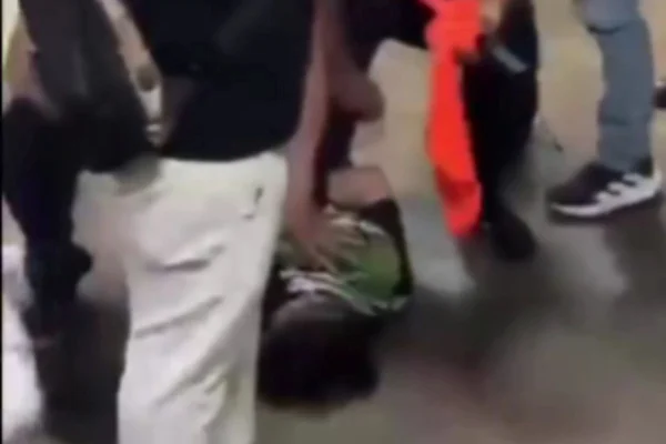 Foto colorida de aluno imobilizado após esfaquear professora de direito em faculdade - Metrópoles