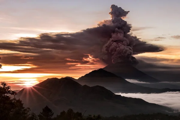 Indonésia decide retirar 100 mil da área do vulcão Agung