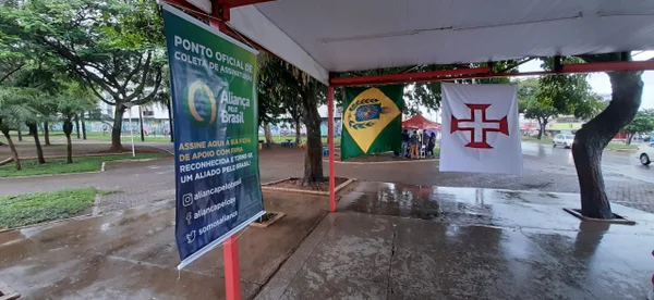 Militantes da Aliança usam bandeira imperial para atrair apoios