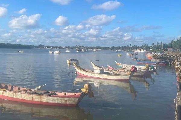 Imagem colorida de praia onde acidente aconteceu - Metrópoles