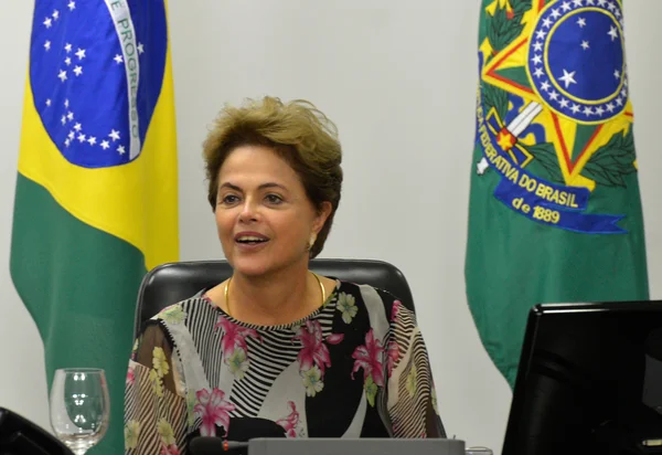 Dilma chega a Bogotá para visita de Estado