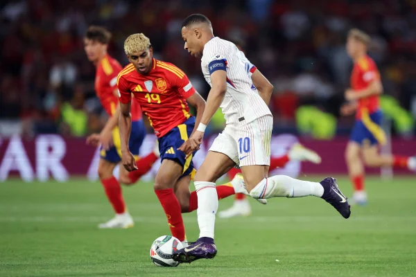 Foto colorida de Yamal e Mbappé - Metrópoles