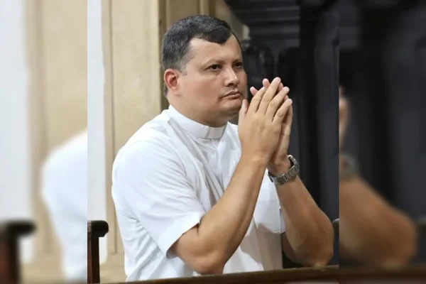 Imagem colorida de padre com camisa branca