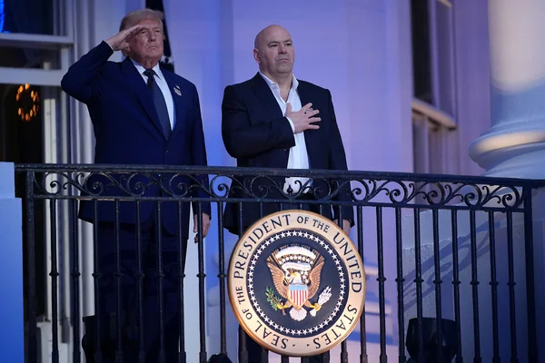 Dana White e Donald Trump chegam lado a lado no UFC da Casa Branca