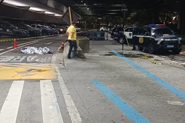 Imagem colorida de corpo em aeroporto. Metrópoles