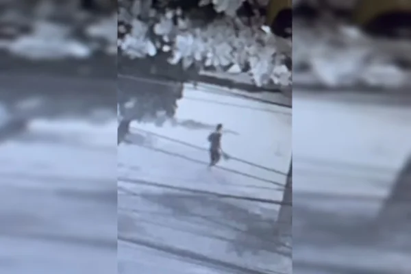 Vídeo em preto e branco de homem