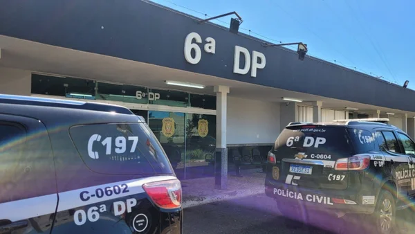Fachada de uma delegacia e duas viaturas - Metrópoles