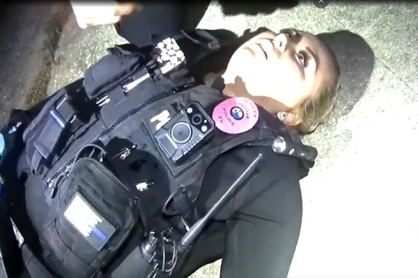 Policial sofre overdose após abordagem. A imagem mostra mulher estática deitada no chão - Metrópoles