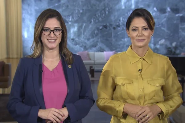 Foto colorida Michelle Bolsonaro e a ex-ministra da Mulher - Metrópoles