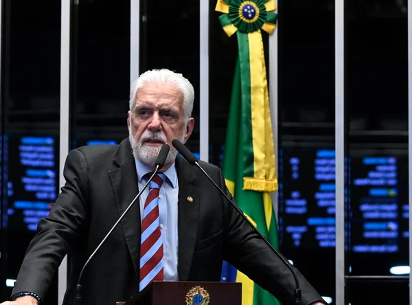 Senador Jaques Wagner (PT-BA) no plenário do Senado Federal durante sessão deliberativa ordinária