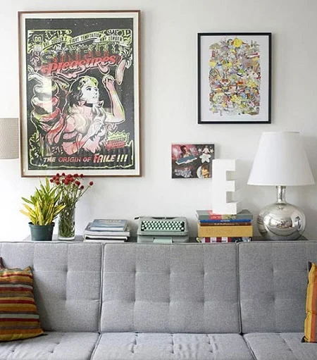 10 formas criativas de decorar o espaço sobre o seu sofá