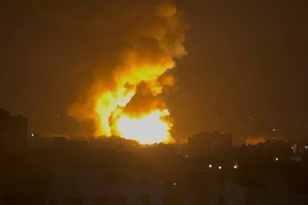 Foto colorida de explosão após Israel bombardear sede da TV estatal do Irã em nova onda de ataques - Metrópoles