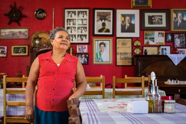 Tia Zélia mantém tempero e alegria, não importa quem esteja no poder