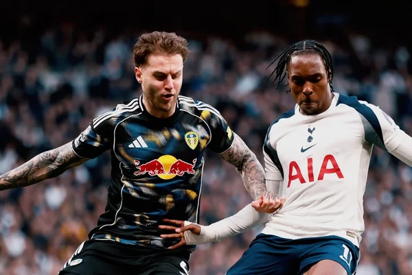 Imagem colorida da partida entre Tottenham e Leeds