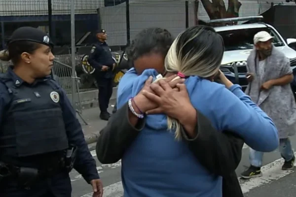 Imagem colorida de ex-modelo reencontrando irmã. Metrópoles