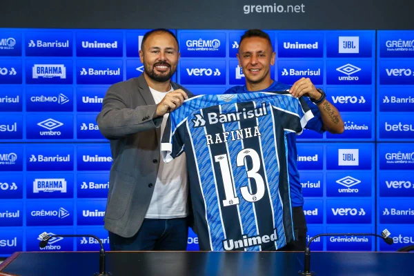 Rafinha é apresentado no Grêmio
