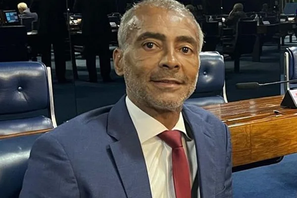Romário posa de terno no Plenário do Senado - Metrópoles
