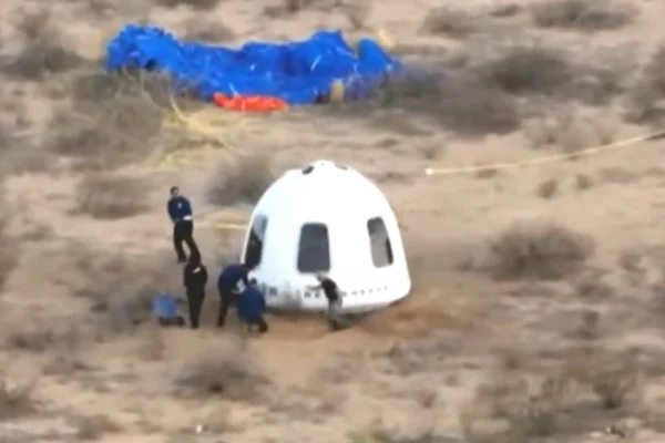 Jeff Bezos tropeça e cai de cara no chão após missão espacial - Metrópoles