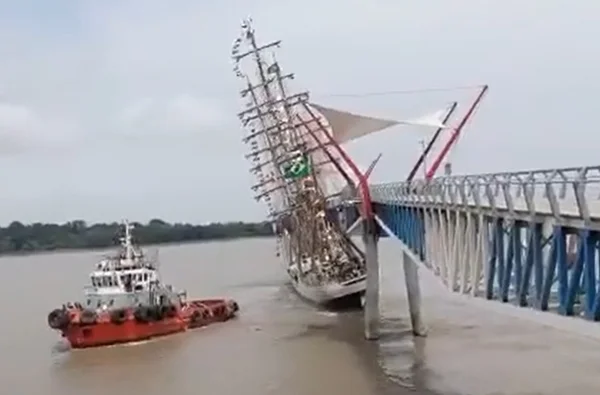 Vídeo: Navio da Marinha bate em ponte de pedestres no Equador