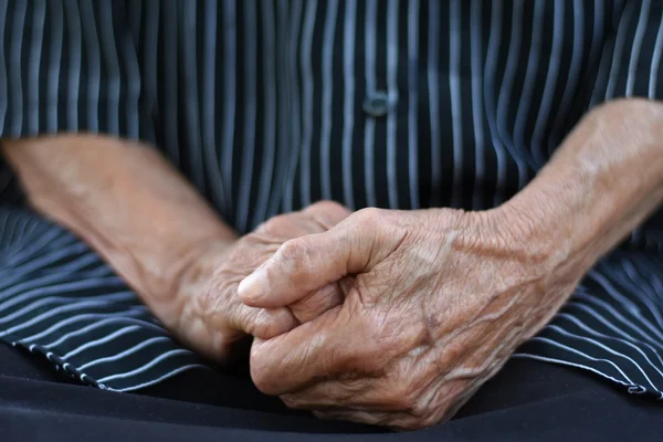 Mulher de 67 anos morre ao despencar de telhado após faxina em SC