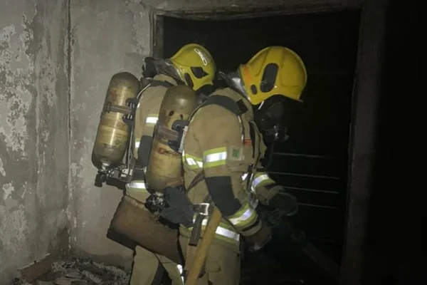 Telhado desaba sobre cômodo após incêndio em casa no DF