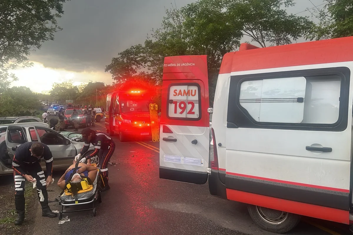 Homem de 57 anos morre após colisão frontal de carros na Grande BH