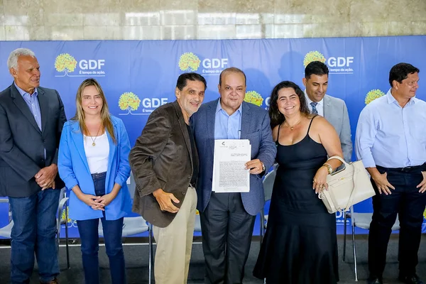 Ibaneis entrega 50 escrituras públicas e contratos de regularização de terrenos