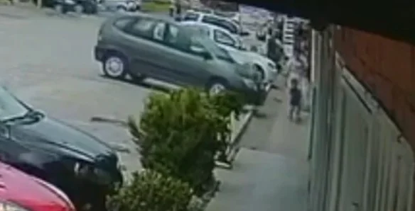 Vídeo mostra mãe e filho atropelados por carro sem motorista em SC