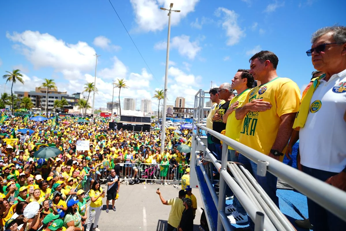 Em Aracaju, Flávio Bolsonaro expõe racha do PL de Sergipe