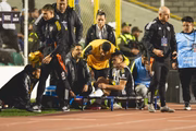 Aos 32 minutos, Tomás Cuello tentou afastar a bola e sofreu grave lesão.