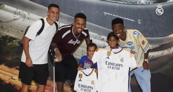 Vini Jr. com criança que sofreu racismo - Metrópoles