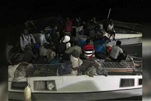 Barco com imigrantes da África é resgatado na costa do Maranhão