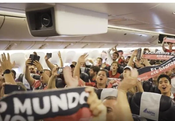 Eufóricos, flamenguistas já lotam aviões para a final em Guayaquil