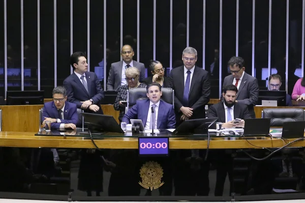 Presidente da Câmara, Hugo Motta, durante votação no plenário