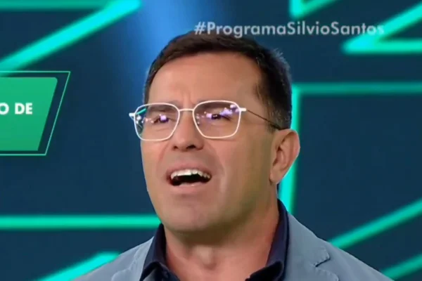 Imagem colorida de Rodrigo Bocardi no Show do Milhão - Metrópoles