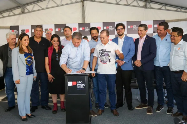 Imagem colorida mostra o governador Tarcísio de Freitas assinando contrato para expansão do metrô - Metrópoles