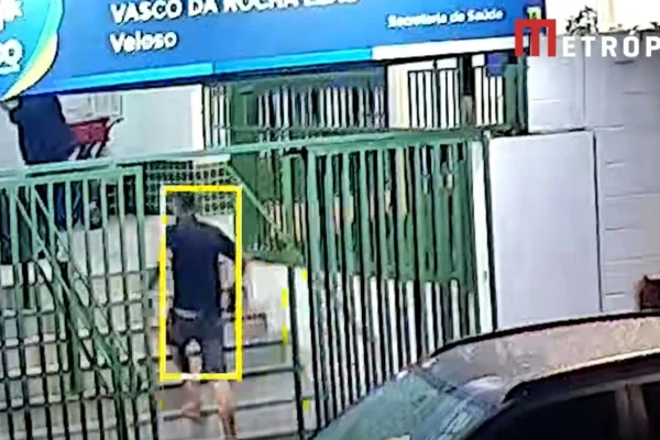 Foto colorida de momento em que homem entra em UBS para atacar a companheira a facadas.