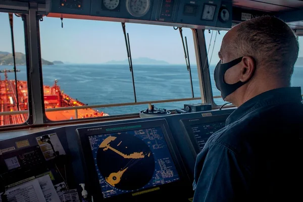 pratico trabalhando em navio