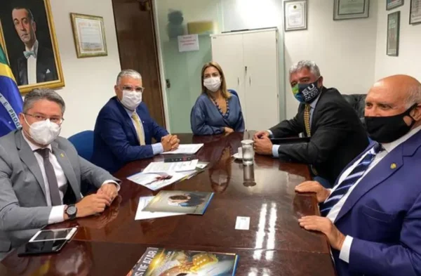 Os senadores Alessandro Vieira, Eduardo Girão, Soraya Thronicke, Major Olímpio e Lasier Martins, em reunião no dia 23 de fevereiro