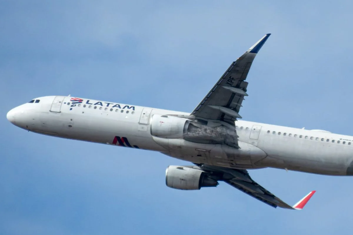 O avião pousou em segurança e foi cancelado em seguida O avião pousou em segurança e foi cancelado em seguida