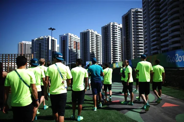 Animação e continência marcam boas-vindas ao Brasil na Vila Olímpica
