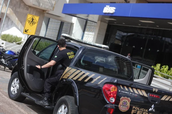 Agentes da Polícia Federal deixam Edifício Brasília, onde funciona a área de TI do Banco de Brasília BRB, após buscas no âmbito da operação Compliance Zero Metrópoles