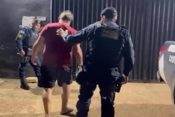 Homem é preso em motel após oferecer dinheiro para adolescente que vendia balas no semáforo