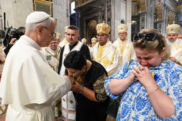 Foto colorida de papa Leão recebendo fiéis ucranianos no Vaticano - Metrópoles