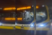 O impacto do pneu chegou a quebrar o para-brisa do ônibus O impacto do pneu chegou a quebrar o para-brisa do ônibus