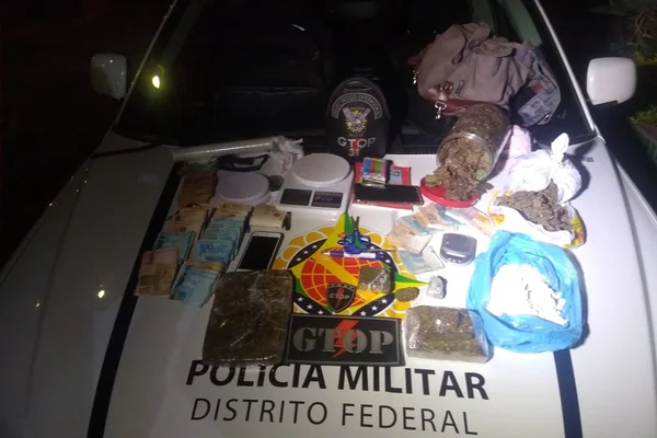 Mulher tenta fugir da PMDF carregando tablete de 1kg de maconha