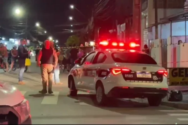 Imagem colorida, Homem é morto a tiros após discussão por causa de um chocolate em bar - Metrópoles