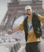 Jogador Jajá é clicado durante viagem à Paris