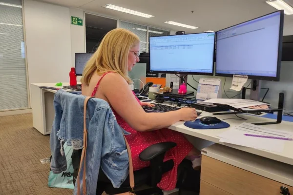 Aluna reprovada por aula inacessível: “EAD devia ajudar, não atrasar”